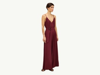 Combinaison de plage : femme en jumpsuit et sandales de plage. Combinaison de plage : femme en jumpsuit et sandales de plage.