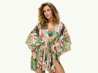 Kimono plage : une femme porte la tenue de plage parfaite avec un kimono. Kimono plage : une femme porte la tenue de plage parfaite avec un kimono.