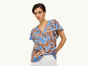 Tunique de plage : femme portant une tunique comme cache-maillot. Tunique de plage : femme portant une tunique comme cache-maillot.