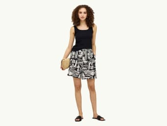 Short de plage femme : femme portant un short en lin. Short de plage femme : femme portant un short en lin.