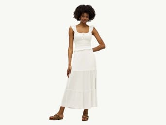 Jupe de plage : femme en jupe longue pour la plage. Jupe de plage : femme en jupe longue pour la plage.