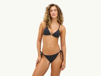 Maillot de bain triangulaire : ce bikini triangle flatte différentes morphologies.