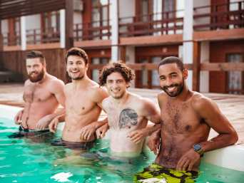 Welche Badehose passt zu mir – Männer in verschiedenen Badehosen-Modellen. Welche Badehose passt zu mir – Männer in verschiedenen Badehosen-Modellen.