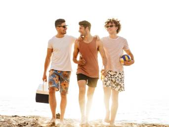 Encuentra el bañador de hombre adecuado: hombres con distintos modelos de bañador. Encuentra el bañador de hombre adecuado: hombres con distintos modelos de bañador.