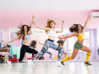 Formacja taneczna ćwiczy układ w stylu streetdance.