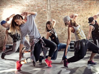 Formacja taneczna solistów: zespół ćwiczy choreografię z elementami hip-hopu.