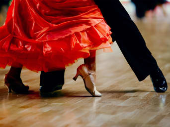 Danse de couple : un couple enchaîne des pas de danse latine.
