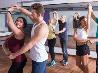 Mode dansen: danslesdeelnemers die samen oefenen.