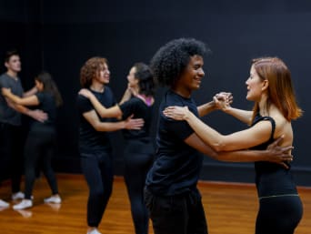 Standard: skupina tanečních párů nacvičuje choreografii.