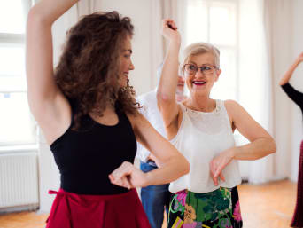 Tanec bez partnera – starší žena na taneční lekci.