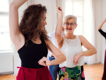Solo dansen - Oudere vrouw op een solo dansles.