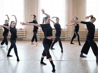 Danzas individuales: un grupo de bailarines practica una coreografía de estilo contemporáneo.