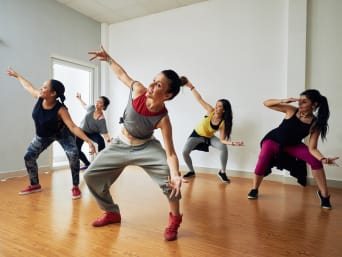 Breakdance – kobieca grupa taneczna wykonuje układ choreograficzny.