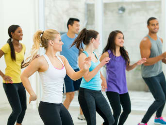 Tanzgruppe macht Dance Workout in Fitnessraum.
