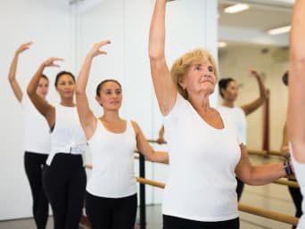 Vrouwen van verschillende leeftijden doen een workout op balletstandjes.