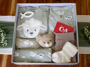 Taufgeschenk – Geschenkbox mit süßen Babysachen.