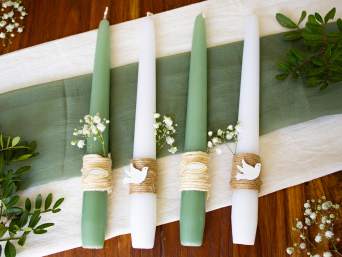 Taufe Gastgeschenk – Kerzen mit Taufsymbolen und Blumen.