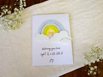 Taufkarten – Selbst gemachte Taufkarte mit Regenbogen-Motiv.