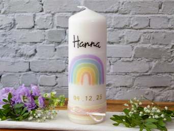 Taufkerze mit Regenbogen – Selbst gestaltete Taufkerze mit Regenbogen als Motiv.