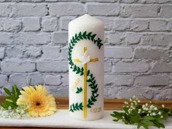 Taufkerze selbst gestalten – Taufkerze mit Blumenranke, Kreuz und Taube.