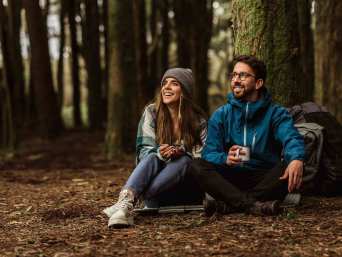 Het Pieterpad: wandelaars genieten van een pauze in de prachtige natuur.