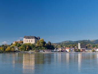 Start des Burgen- und Schlösserweges – Schloss Greinburg in Grein an der Donau. Start des Burgen- und Schlösserweges – Schloss Greinburg in Grein an der Donau.