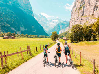 Herzroute: Familie auf Rädern in den Bergen.