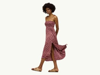 Moda cottagecore charakteryzuje się delikatnymi kolorami i naturalnymi materiałami.