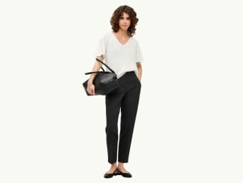 Schwarze Hosen kombinieren: Klassisch-elegante oder lässige Outfits mit schwarzen Hosen. Schwarze Hosen kombinieren: Klassisch-elegante oder lässige Outfits mit schwarzen Hosen.