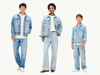 Matching outfit di famiglia – Mamma, papà e bimbo con outfit abbinati.