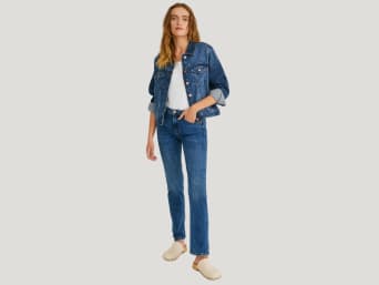 Jeansjacke als leichte Übergangsjacke: Frau in einer klassischen Jeansjacke.