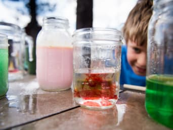 Explicación de la contaminación del agua para niños: un niño hace un experimento con agua.