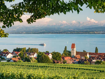 Urlaub mit Kindern am Bodensee: Blick auf den Ort Hagnau am Bodensee.