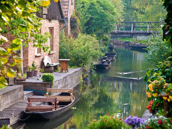 Spreewald mit Kindern: Blick auf Häuser direkt an der Spree und die typischen Kähne. 