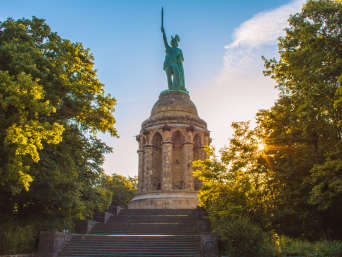 Sehenswürdigkeiten Teutoburger Wald: Blick auf das Hermannsdenkmal auf dem der Grotenburg. Sehenswürdigkeiten Teutoburger Wald: Blick auf das Hermannsdenkmal auf dem der Grotenburg.