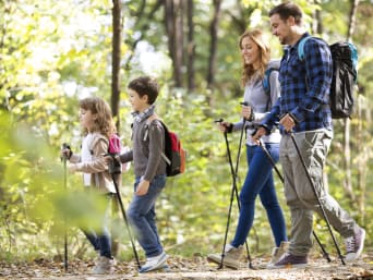 Familienurlaub Altmühltal: Familie wandert einen Waldweg entlang.