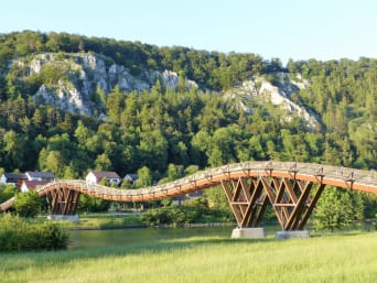 Ausflüge mit Kindern im Altmühltal: Holzbrücke Tatzlwurm in Essing am Main-Donau-Kanal.
