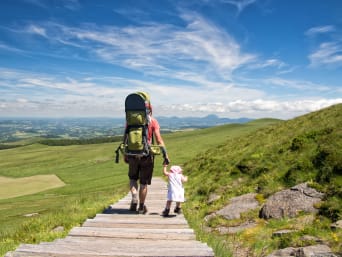 Randonnée Puy de Dôme : un père et sa petite fille font une rando sur un volcan d’Auvergne.