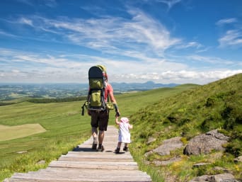 Les Enfants Sont En Vacances Et Prennent Une Photo Près Du Volcan