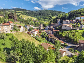 Activités famille Auvergne : partez à la découverte des villages et villes d’Auvergne en famille.