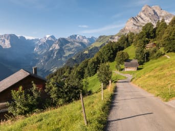 Ferien mit Kindern Schweiz: Blick auf ein Dorf oberhalb von Braunwald.