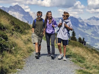 Braunwald Ferien: Jugendliche wandern gemeinsam in den Bergen.
