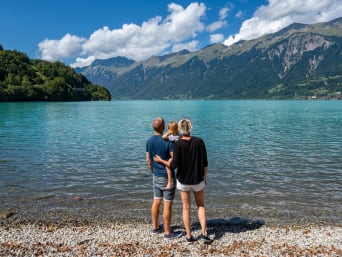 Interlaken mit Kindern: Eltern und Kind geniessen die Aussicht auf den Brienzersee bei Interlaken.