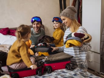 Ferienideen – Familie packt die Koffer für die Skiferien.