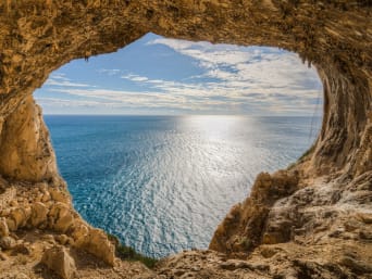 Liguria con bambini: vista dalla Grotta dei Falsari vicino a Noli.