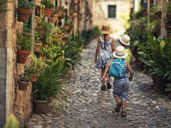 Excursiones en Mallorca con niños: una familia pasea por las calles de la población de Valldemossa.