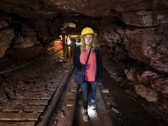 Gdzie zabrać dzieci na Śląsku: nastolatka zwiedza kopalnię.
