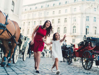 Wien mit Kindern erleben: Mutter und Tochter erkunden die Wiener Altstadt.