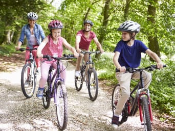 Vulkaneifel Urlaub mit Kindern: Familie unternimmt in der Vulkaneifel eine Fahrradtour.
