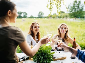 Dégustation de vin Bordeaux : un groupe d’amis profite de boire du Bordeaux blanc dans un domaine.